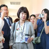 行政院通商交渉弁公室の顔慧欣・副首席交渉代表(中央)が死去した。生前の辞表が明らかになり、同室における職場いじめ疑惑が浮上しただけでなく、台湾のCPTPP加入に向けた重大な課題が露呈した。(写真/顔麟宇撮影) 行政院通商交渉弁公室の顔慧欣・副首席交渉代表(中央)が死去した。生前の辞表が明らかになり、同室における職場いじめ疑惑が浮上しただけでなく、台湾のCPTPP加入に向けた重大な課題が露呈した。(写真/顔麟宇撮影)