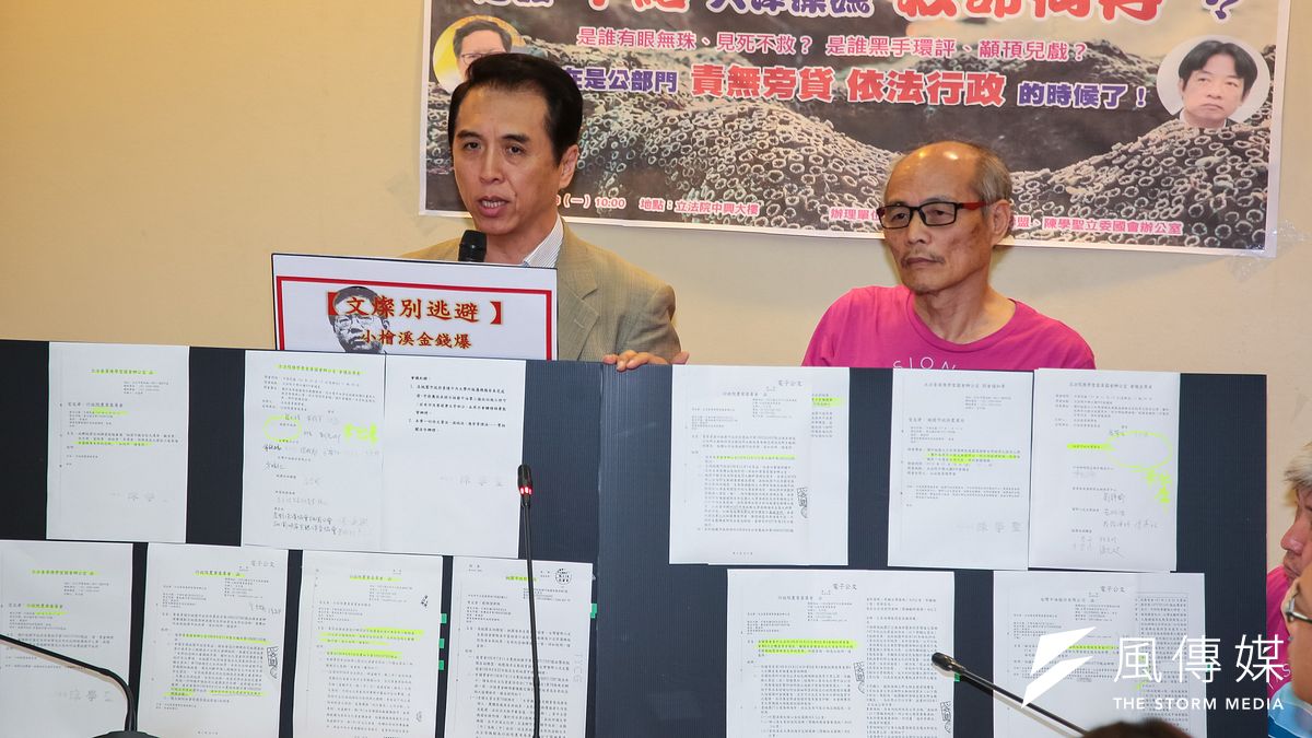 關於大潭藻礁的保育地位,國民黨立委陳學聖(左)說,他會在7天內繼續追蹤,希望農委會把責任扛起來;也希望地方政府監督中油,確保文資審議前三接站不會動工。右為搶救大潭藻礁行動聯盟召集人潘忠政。(顏麟宇攝) 關於大潭藻礁的保育地位,國民黨立委陳學聖(左)說,他會在7天內繼續追蹤,希望農委會把責任扛起來;也希望地方政府監督中油,確保文資審議前三接站不會動工。右為搶救大潭藻礁行動聯盟召集人潘忠政。(顏麟宇攝)