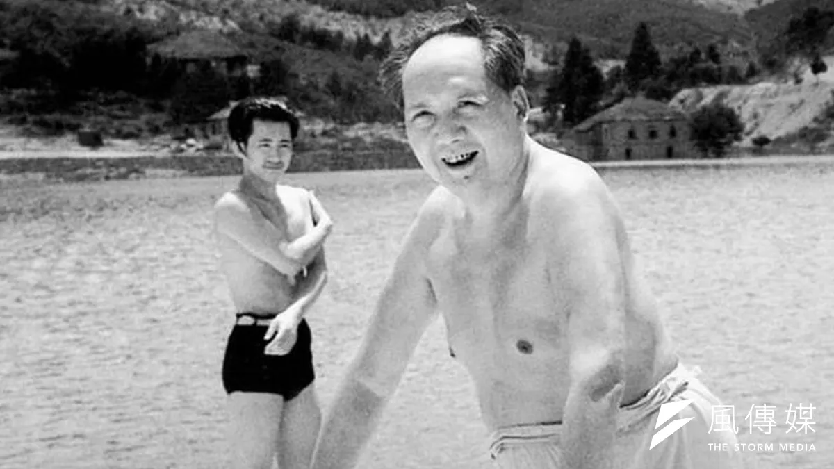 1961年,毛澤東在廬山人工湖游泳。(圖片來源:取自網路)