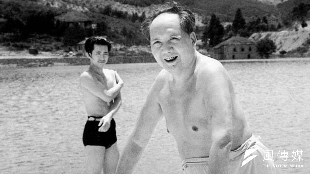 1961年,毛澤東在廬山人工湖游泳。(圖片來源:取自網路) 1961年,毛澤東在廬山人工湖游泳。(圖片來源:取自網路)