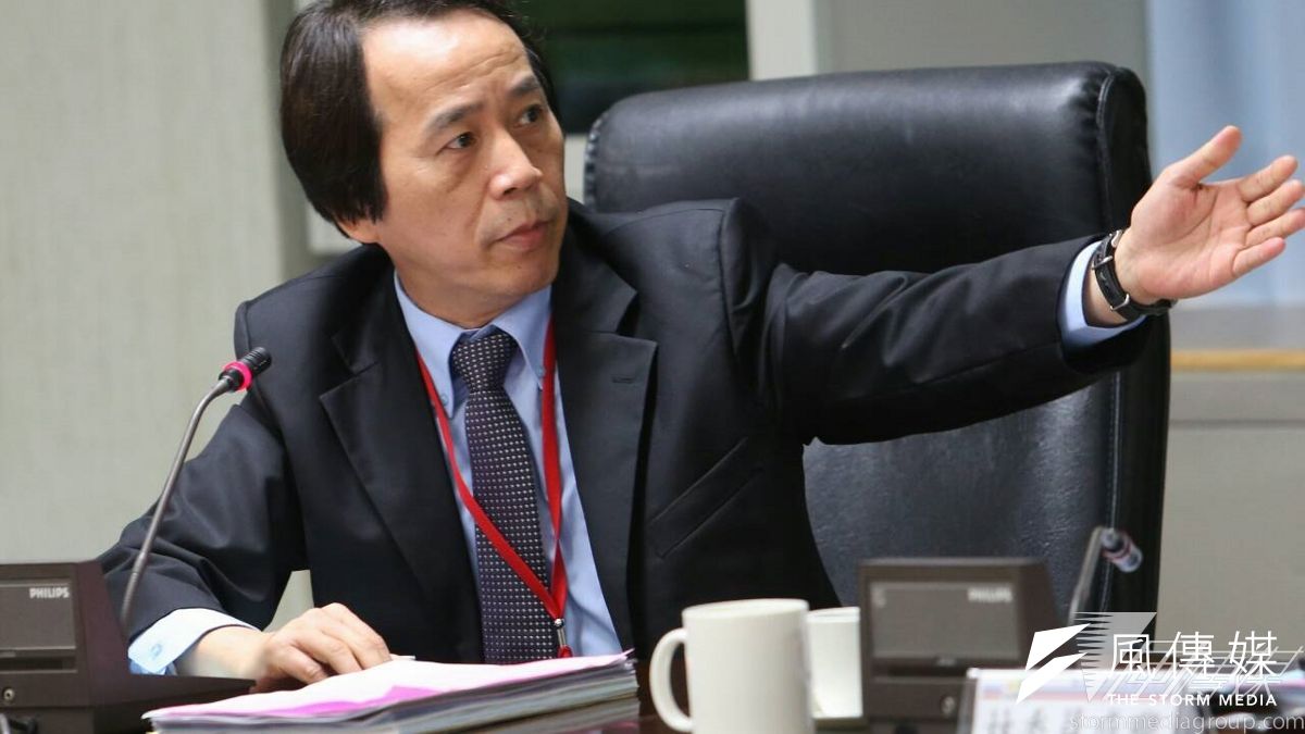 5日上午舉行首次都市發展委員會議,由副市長林欽榮主持。今早僅就薇閣案做成初審意見,會議結論將其「個案變更」處理原則改為「通盤檢討」。(吳逸驊攝) 5日上午舉行首次都市發展委員會議,由副市長林欽榮主持。今早僅就薇閣案做成初審意見,會議結論將其「個案變更」處理原則改為「通盤檢討」。(吳逸驊攝)