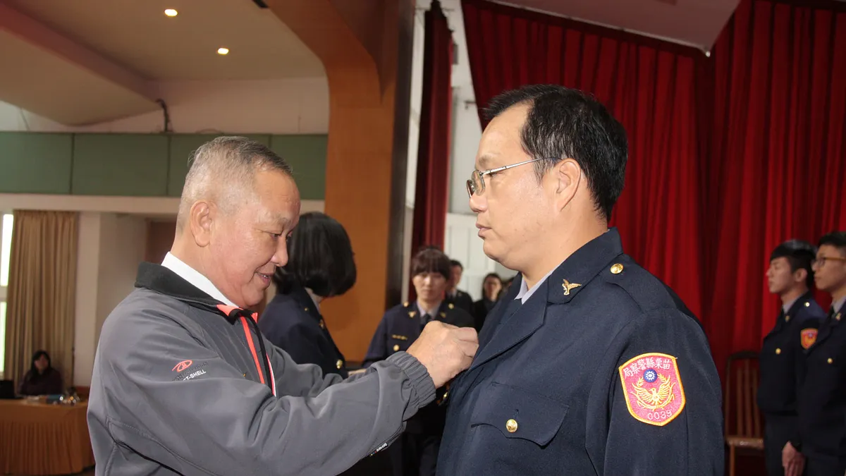 為苗縣晉陞員警授階 徐耀昌表揚為民服務績優人員
