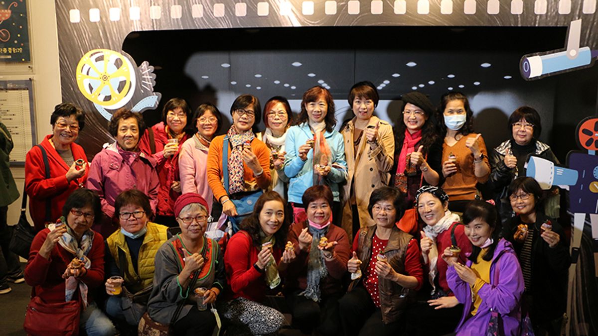 文化局局長龔雅雯與府中15資深志工們合影留念,感謝9年來無私的付出與貢獻。(圖/新北市文化局提供) 文化局局長龔雅雯與府中15資深志工們合影留念,感謝9年來無私的付出與貢獻。(圖/新北市文化局提供)