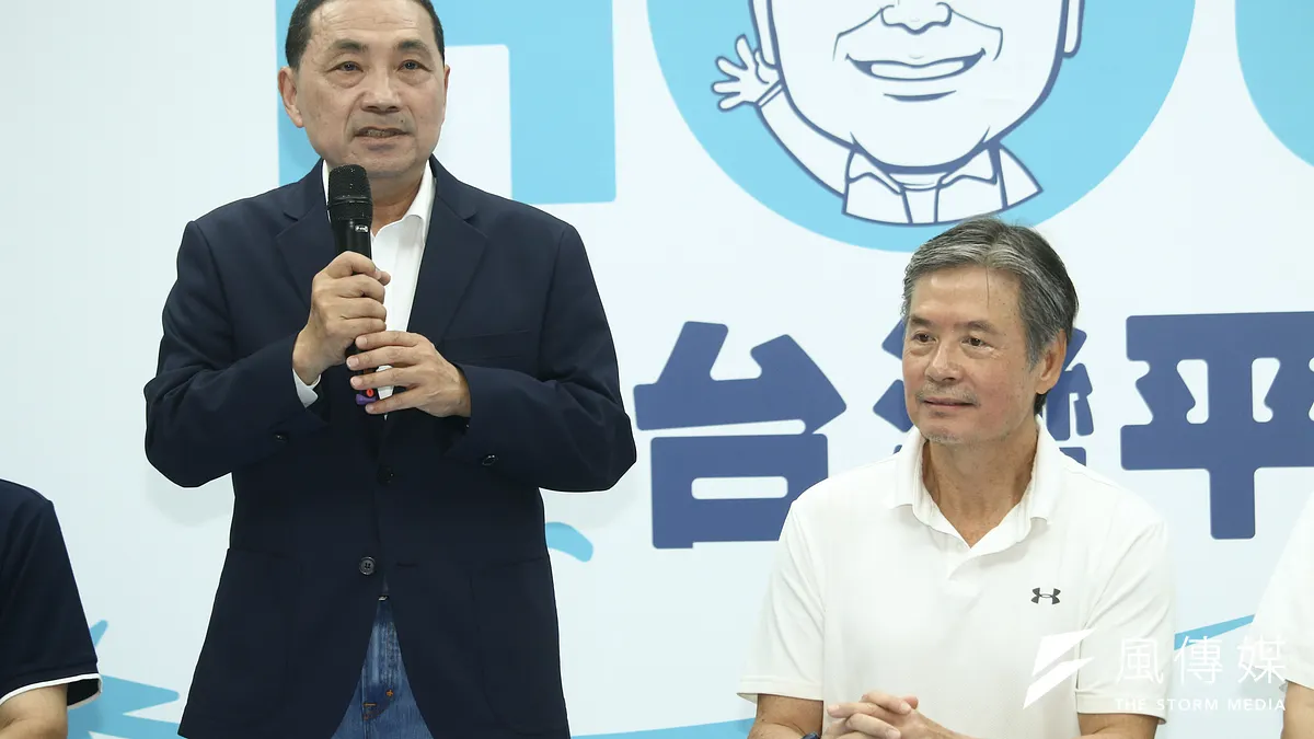 國民黨總統參選人侯友宜(左)競選辦公室執行長金溥聰受訪時大開黨內地圖砲,他說「最壞就是挺著胸膛倒」,但他該想的是如何讓帥旗不倒。(蔡親傑攝) 國民黨總統參選人侯友宜(左)競選辦公室執行長金溥聰受訪時大開黨內地圖砲,他說「最壞就是挺著胸膛倒」,但他該想的是如何讓帥旗不倒。(蔡親傑攝)