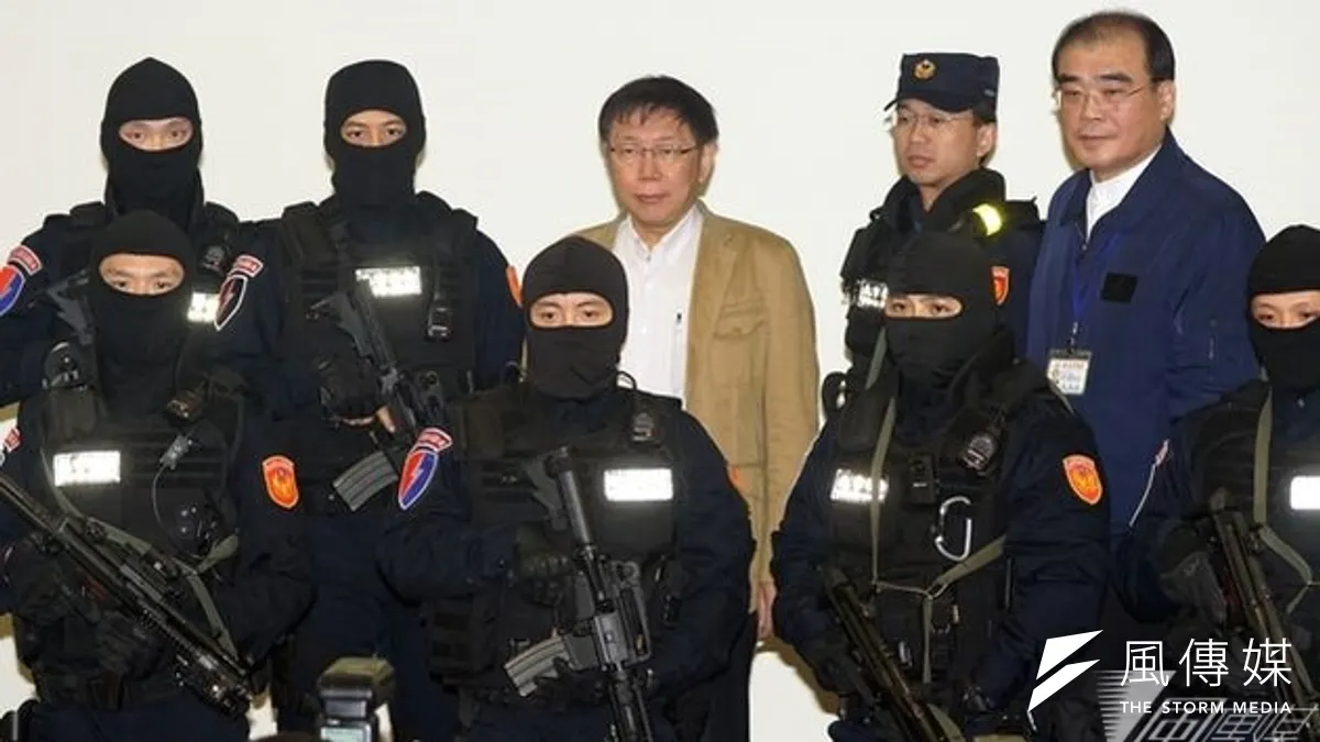 柯文哲25日親赴萬華分局頒發獎金,並與市刑大特勤中隊合影。(蘇仲泓攝)