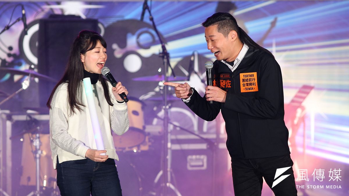 蔡英文連任台北競選總部29日在大安森林公園的露天音樂台舉辦「台灣搖滾派對」,邀請台北市8名立委候選人許淑華、林昶佐(右)、謝佩芬、吳怡農、吳思瑤、阮昭雄、高嘉瑜(左)、何志偉出席表演。(顏麟宇攝) 蔡英文連任台北競選總部29日在大安森林公園的露天音樂台舉辦「台灣搖滾派對」,邀請台北市8名立委候選人許淑華、林昶佐(右)、謝佩芬、吳怡農、吳思瑤、阮昭雄、高嘉瑜(左)、何志偉出席表演。(顏麟宇攝)