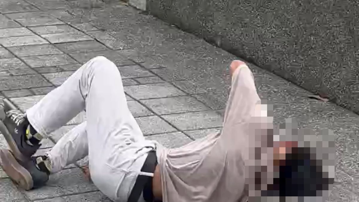 男子挑戰滑桿技巧,重摔在地全身抽搐。(圖/翻攝自爆廢公社) 男子挑戰滑桿技巧,重摔在地全身抽搐。(圖/翻攝自爆廢公社)