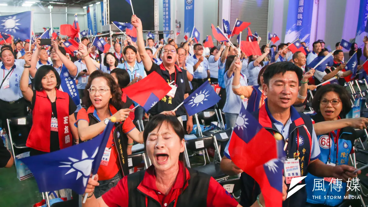 作者指出國民黨面對民進黨去中華民國及文化台獨的進攻,連防守都談不上,都是一些微弱的抗議。若想振衰起敝,就要汲取教訓,採取行動扭轉柔性台獨,讓下一代年輕人認同國民黨執政的正當性,以及認同國民黨堅持的兩岸政策。圖為中國國民黨第20屆第1次全國代表大會。(資料照,陳明仁攝)