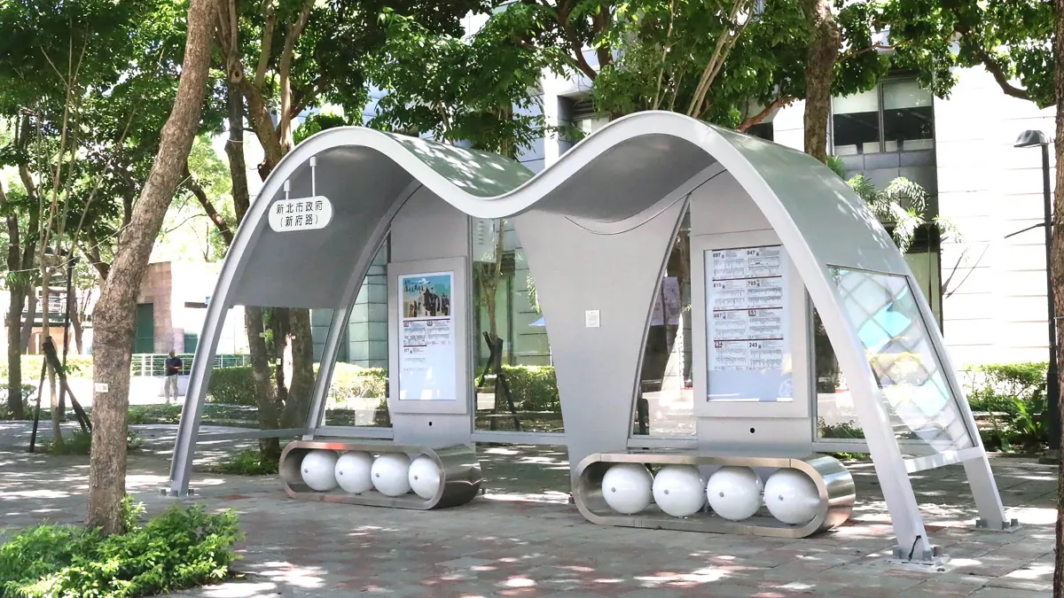 新北市政府(新府路)候車亭白天效果(圖/新北市文化局提供)