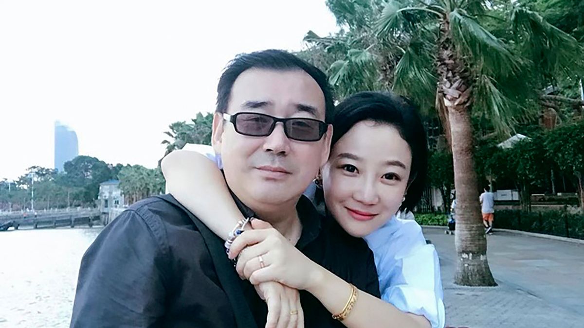 楊恆均(左)和他的妻子袁瑞娟(筆名袁小靚)。(美聯社) 楊恆均(左)和他的妻子袁瑞娟(筆名袁小靚)。(美聯社)