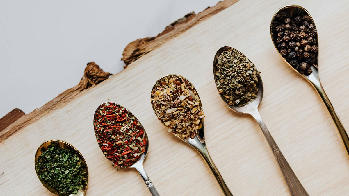 除了小磨坊,台中市欣臨企業進口的美國知名調味品牌味好美(McCormick)羅勒葉,也因農藥殘留不符規定而無法通關。檢測顯示該批羅勒葉含「待克利」0.07ppm,而現行上限僅 0.05ppm,因此食藥署要求整批退運或銷毀。(圖/取自pexels) 除了小磨坊,台中市欣臨企業進口的美國知名調味品牌味好美(McCormick)羅勒葉,也因農藥殘留不符規定而無法通關。檢測顯示該批羅勒葉含「待克利」0.07ppm,而現行上限僅 0.05ppm,因此食藥署要求整批退運或銷毀。(圖/取自pexels)