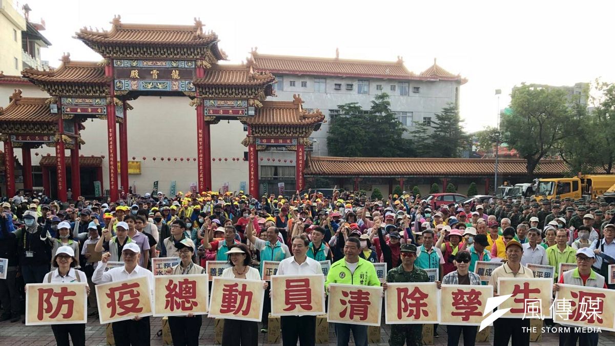 高雄市政府在鳳山區舉辦「滅斑」動員環境大掃蕩,政、軍、民聯手合作,全面執行孳生源清除環境整頓工作。(圖/徐炳文攝) 高雄市政府在鳳山區舉辦「滅斑」動員環境大掃蕩,政、軍、民聯手合作,全面執行孳生源清除環境整頓工作。(圖/徐炳文攝)