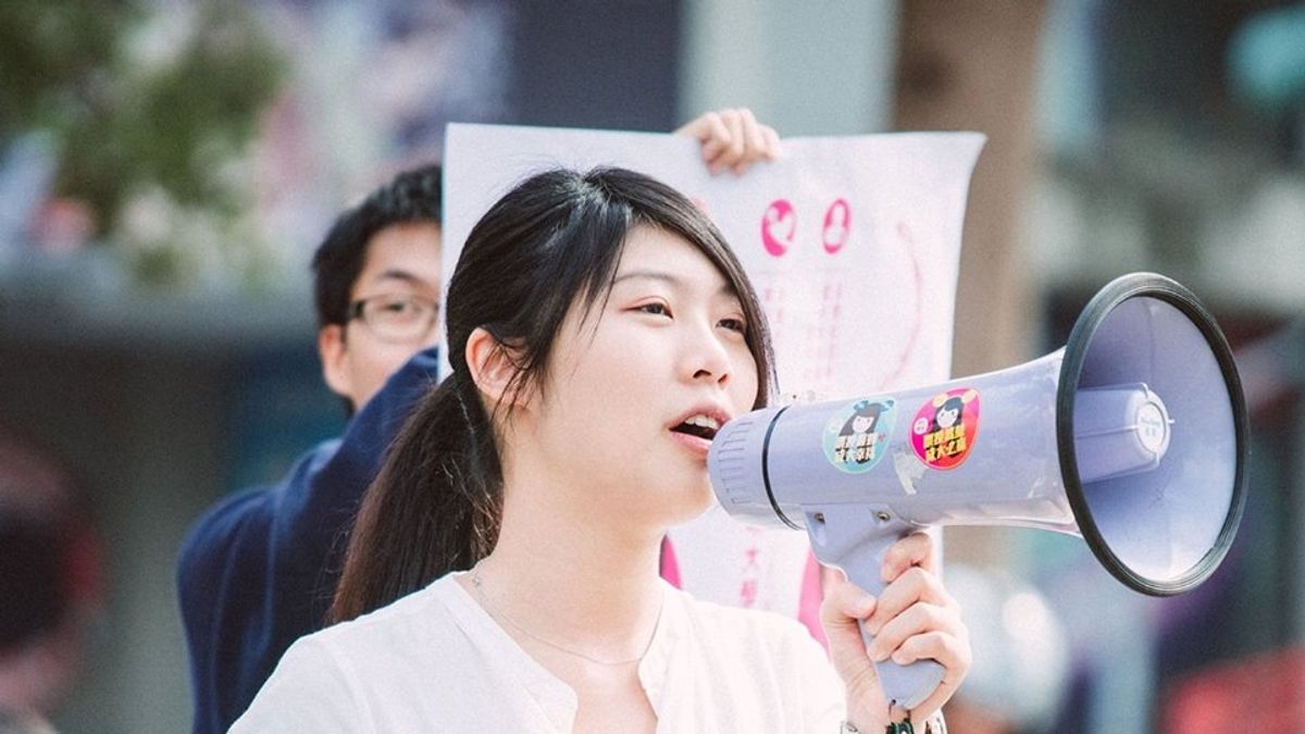 成大畢業的零貳社前社長林易瑩(見圖)原是民進黨議員林宜瑾栽培接棒的新人,卻在近日閃電易幟接下時代力量台南幹部,成為首位公開跳槽時代力量的民進黨成員。(取自林易瑩臉書) 成大畢業的零貳社前社長林易瑩(見圖)原是民進黨議員林宜瑾栽培接棒的新人,卻在近日閃電易幟接下時代力量台南幹部,成為首位公開跳槽時代力量的民進黨成員。(取自林易瑩臉書)