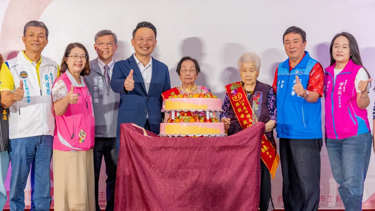 桃園市副市長蘇俊賓表揚中壢區模範母親,肯定母親的付出。(圖/桃園市政府提供)