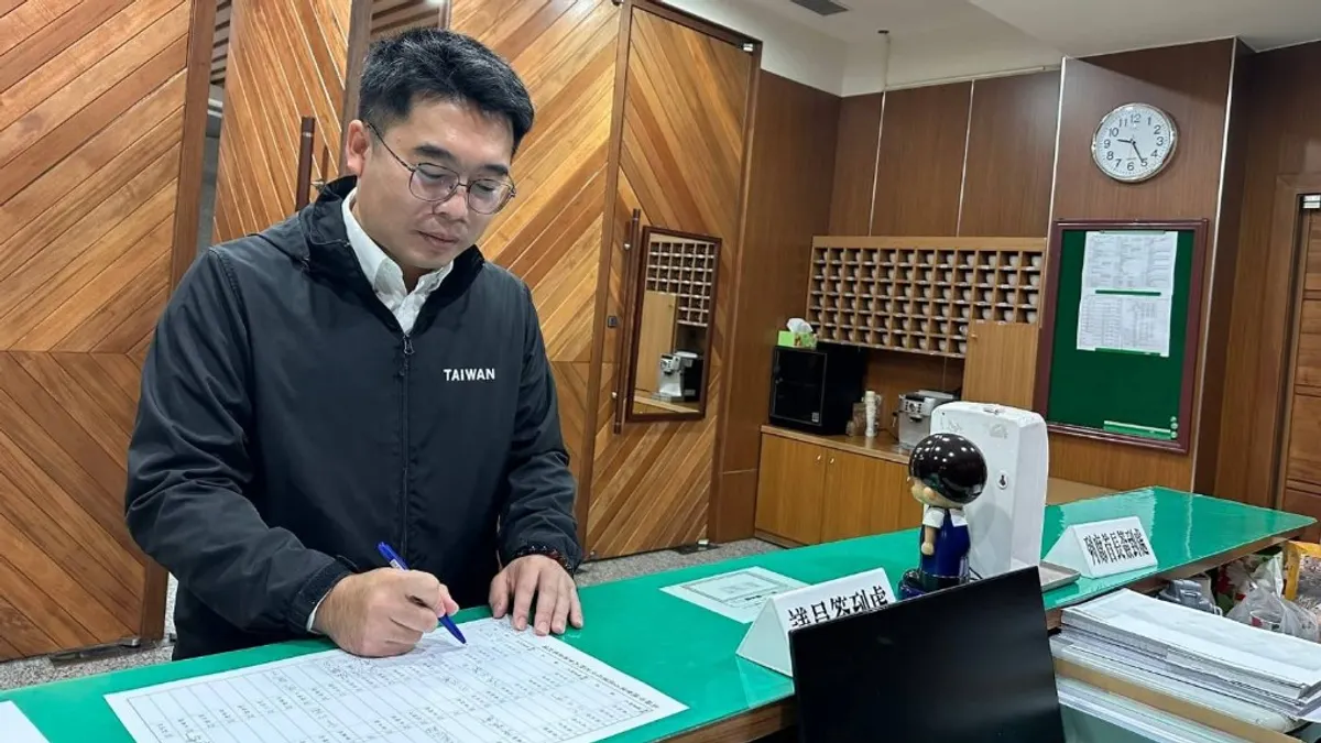 民進黨市議員邱俊憲今日照常前往高市議會簽到。(圖/翻攝邱俊憲臉書) 民進黨市議員邱俊憲今日照常前往高市議會簽到。(圖/翻攝邱俊憲臉書)