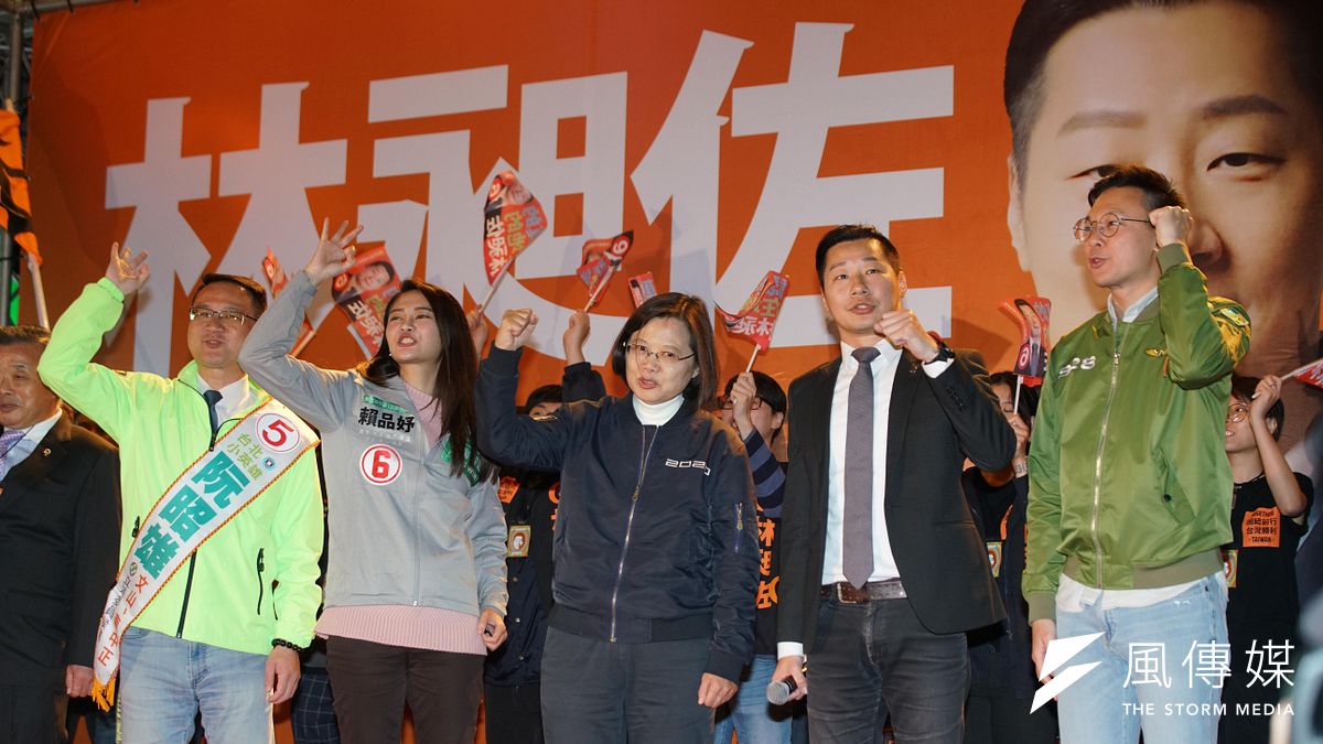 立委林昶佐9日舉行中正萬華團結之夜,立委參選人阮昭雄、賴品妤、總統蔡英文出席助講。(盧逸峰攝) 立委林昶佐9日舉行中正萬華團結之夜,立委參選人阮昭雄、賴品妤、總統蔡英文出席助講。(盧逸峰攝)