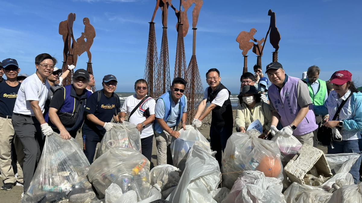 桃園海岸災後復原! 蘇俊賓催生地景作品「重生:拾光者」 向每一位淨灘者致敬