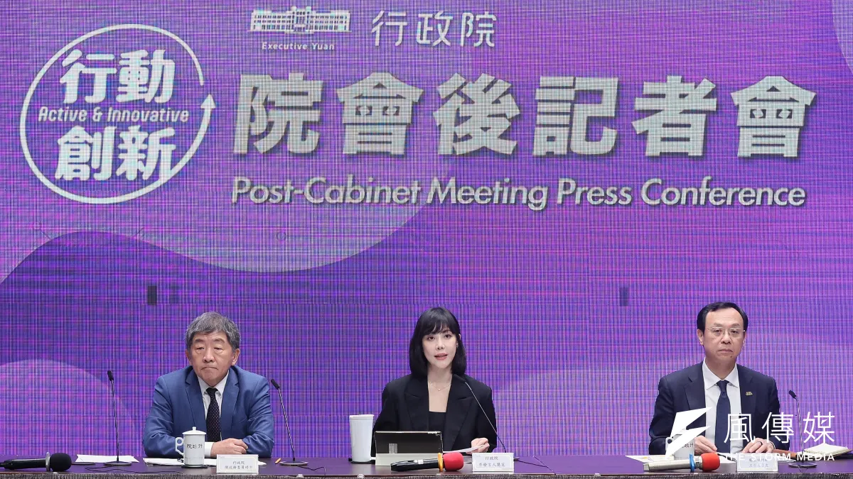衛福部長石崇良(右起)、 行政院發言人李慧芝、 政務委員陳時中9日出席行政院會後記者會。(柯承惠攝)