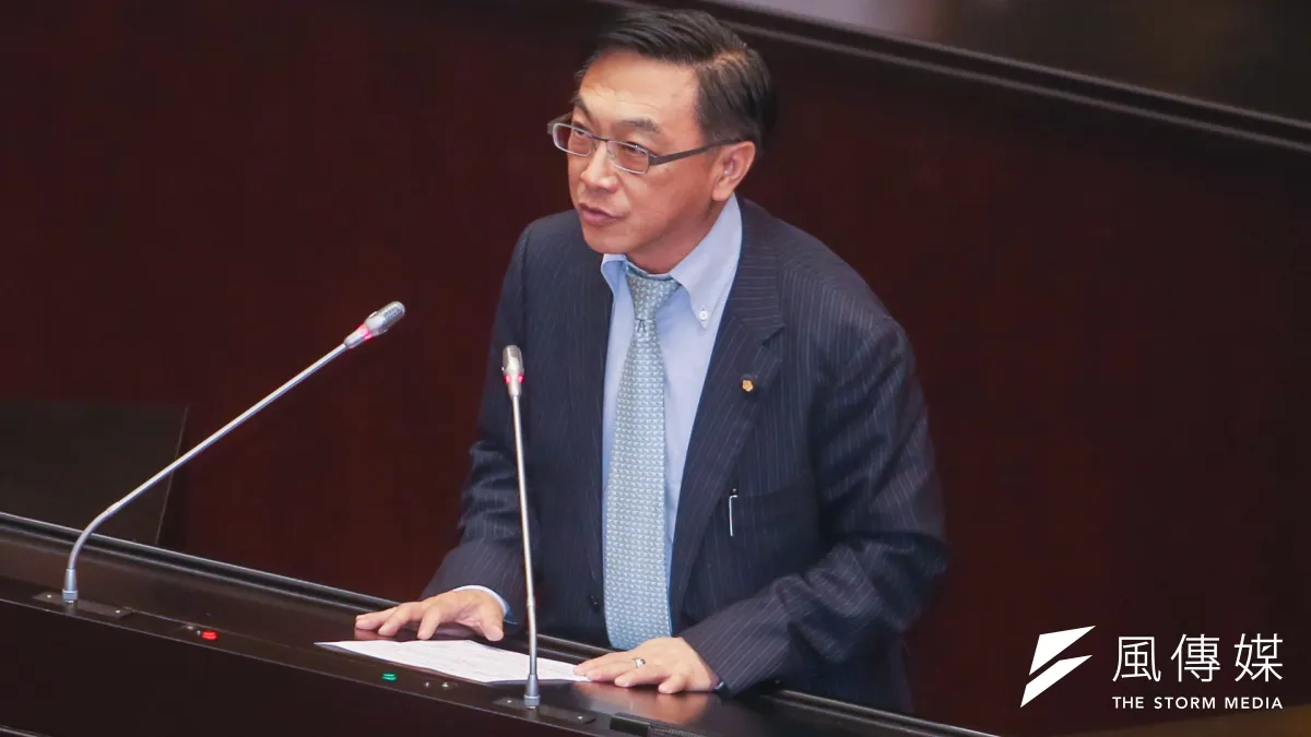 立委陳宜民16日在立法院社福衛環委員會質詢時,表示助理15日仍從網路上買到保存期限為2017年8月23日的產品,打臉衛福部。(資料照,陳明仁攝)