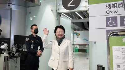 台中市長盧秀燕24日率團前往日本,展開6天參訪之旅,預計將拜訪姊妹市、加強與日企跟建築師合作及前往大巨蛋取經。(圖/台中市政府)