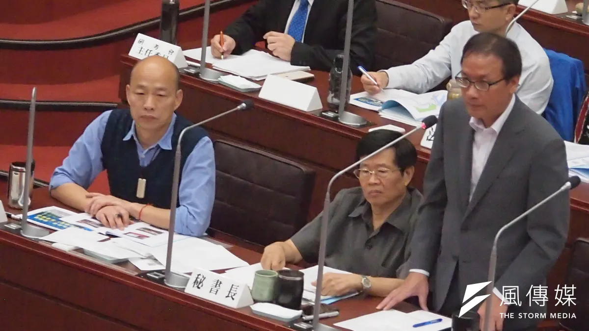 高雄市長韓國瑜(左)對輕軌二階工程審慎樂觀。(圖/徐炳文攝)