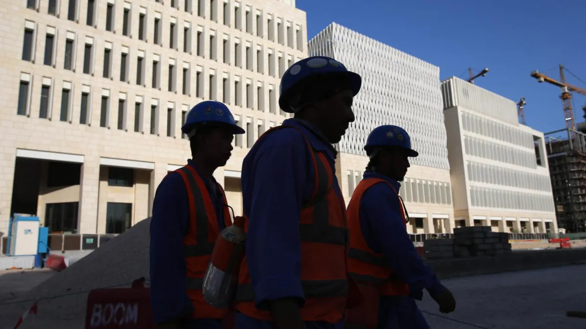 卡達的勞工正離開建築工地。(資料照,美聯社)