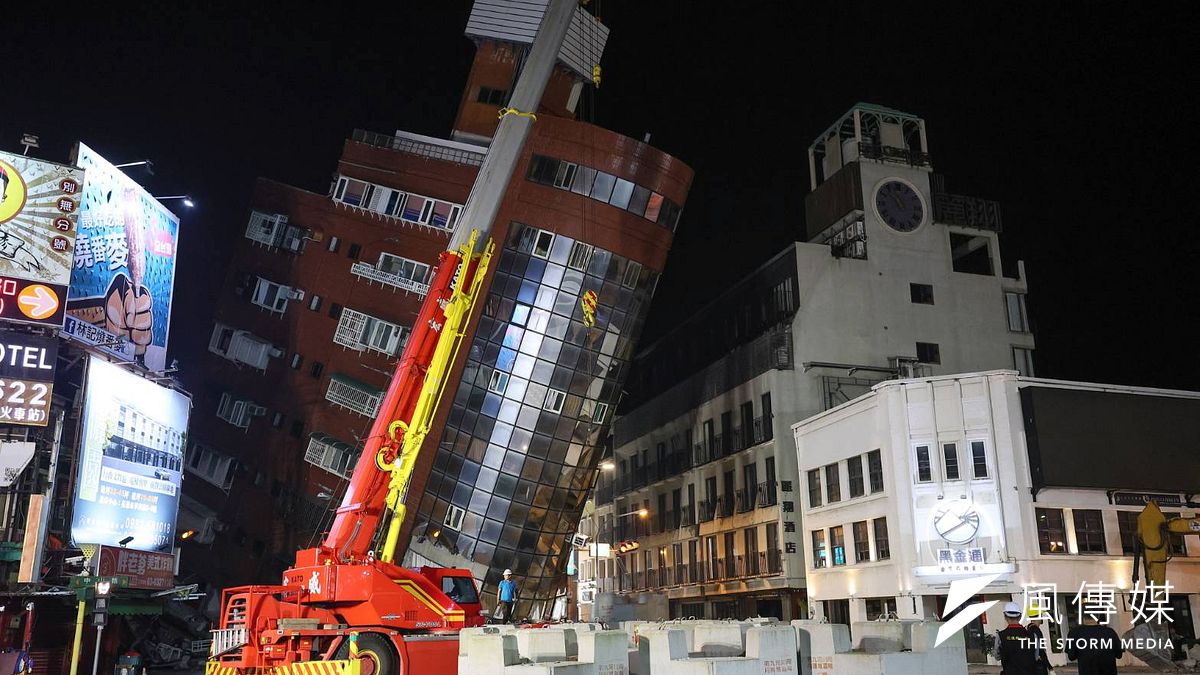 圖為花蓮403地震,導致位於花蓮市區的天王星大樓嚴重傾斜。(顏麟宇攝) 圖為花蓮403地震,導致位於花蓮市區的天王星大樓嚴重傾斜。(顏麟宇攝)