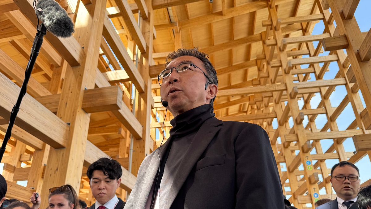 報道人向けツアーで、藤本壮介氏自ら”大屋根リング”について解説(黄信維 撮影) 報道人向けツアーで、藤本壮介氏自ら”大屋根リング”について解説(黄信維 撮影)