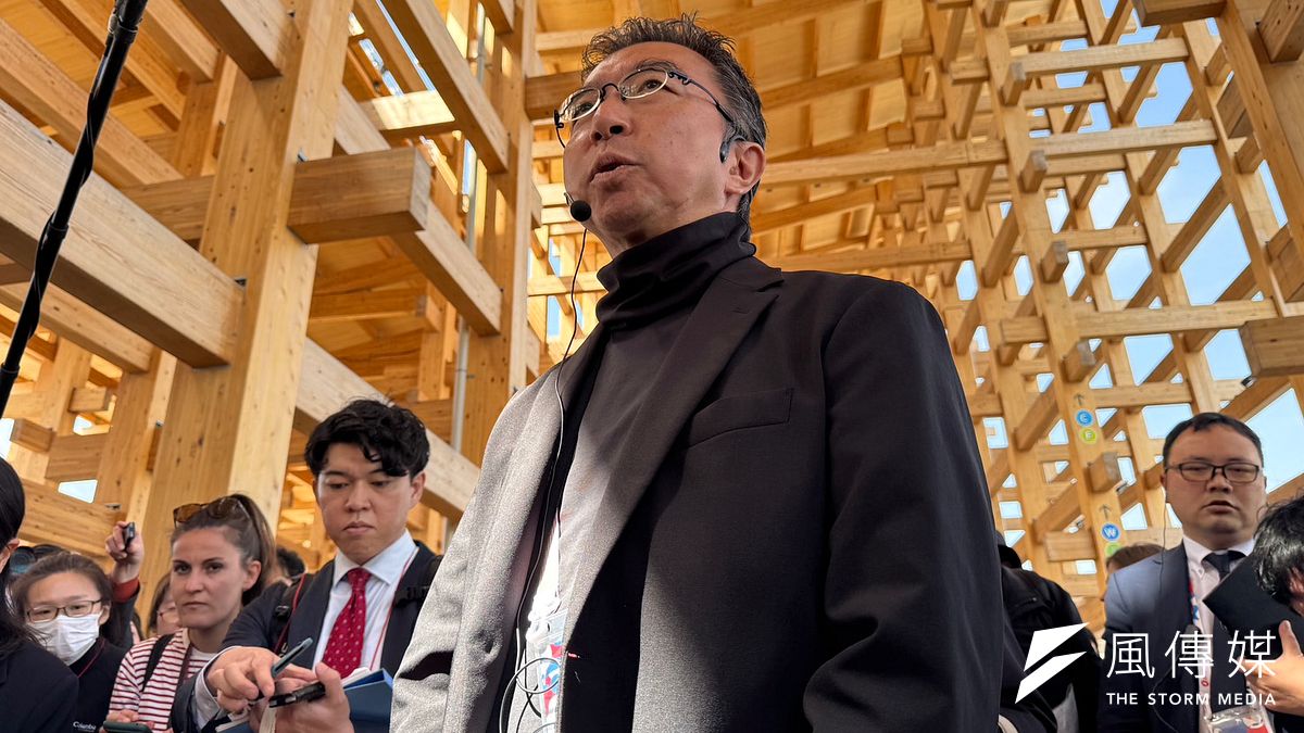 大阪・関西万博会場で「大屋根リング藤本プロデューサー解説ツアー」が実施。建築家・藤本壮介氏が自ら解説した。(黃信維 撮影) 大阪・関西万博会場で「大屋根リング藤本プロデューサー解説ツアー」が実施。建築家・藤本壮介氏が自ら解説した。(黃信維 撮影)