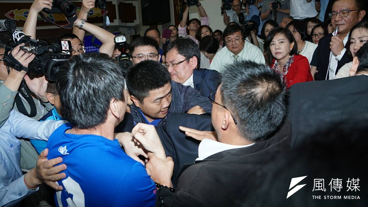 立法院經濟委員會審查前瞻基礎建設條例頻發生推擠,民進黨團書記長李俊俋僅對周四會議表示「看著辦」。(盧逸峰攝) 立法院經濟委員會審查前瞻基礎建設條例頻發生推擠,民進黨團書記長李俊俋僅對周四會議表示「看著辦」。(盧逸峰攝)