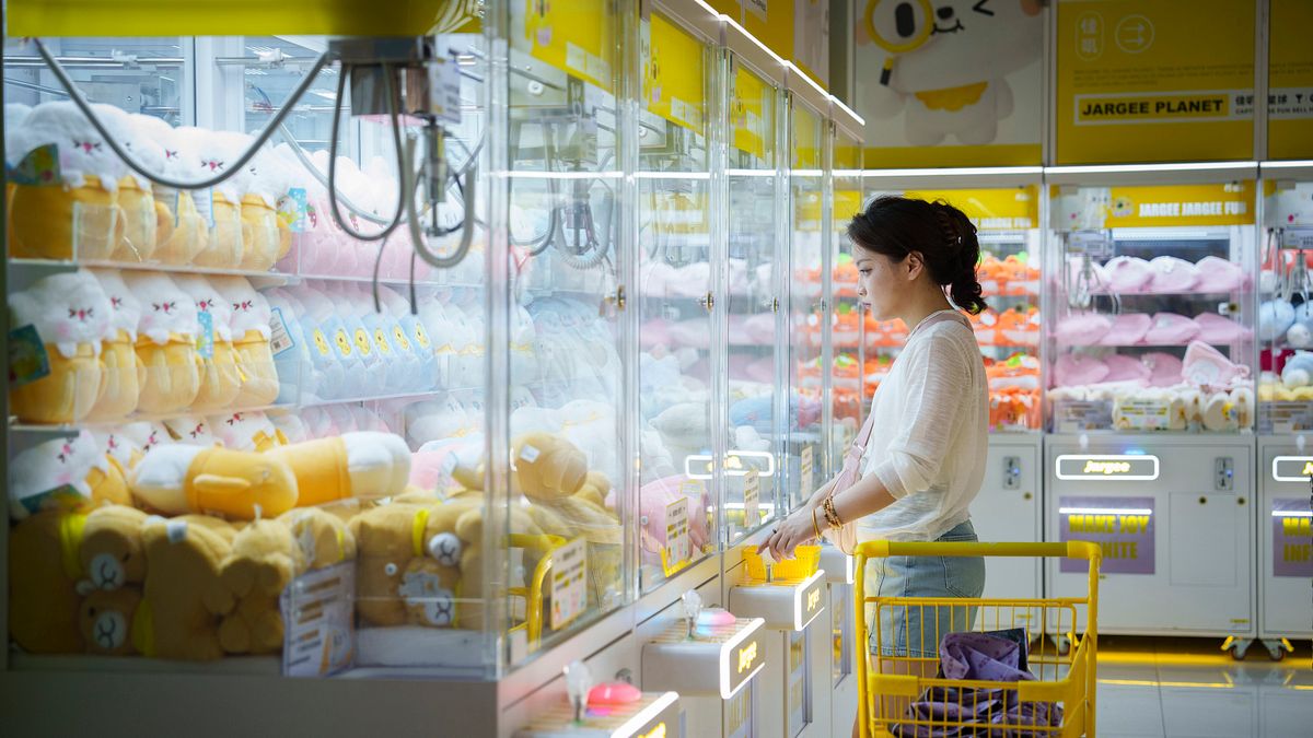 2024年7月13日。一名婦女在中國北京的一家購物中心玩抓娃娃機。(美聯社) 2024年7月13日。一名婦女在中國北京的一家購物中心玩抓娃娃機。(美聯社)