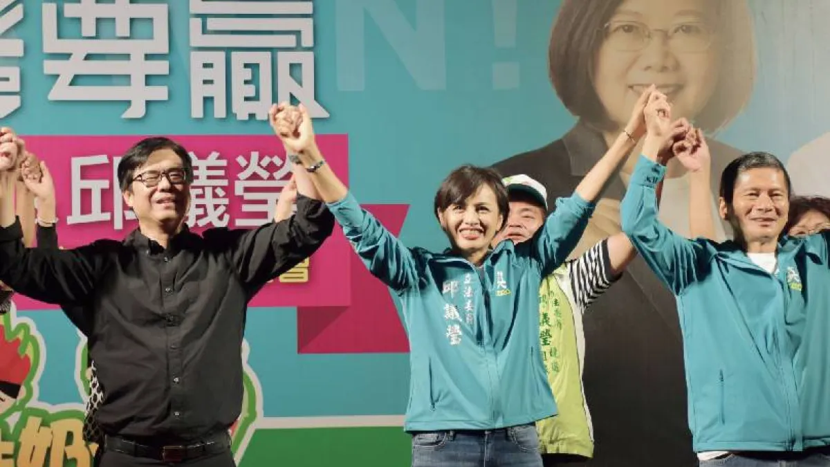 行政院副院長陳其邁(右一)與多名貴賓站台,展現對立委候選人邱議瑩的高度支持及肯定,現場湧進大批支持者高喊「凍蒜」!。(圖/美濃競選服務處提供)