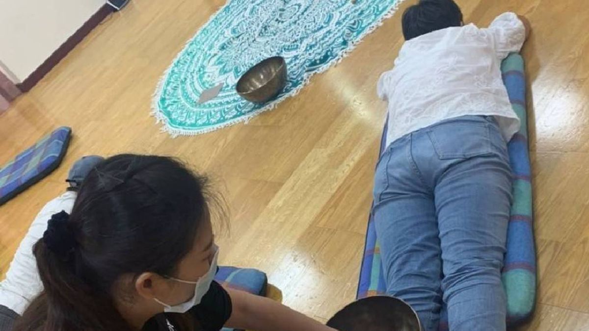 毒防局推出婦幼藥癮戒治醫療補助加碼措施,圖為藥癮個案進行音波放鬆調理課程。(圖/高市毒防局提供) 毒防局推出婦幼藥癮戒治醫療補助加碼措施,圖為藥癮個案進行音波放鬆調理課程。(圖/高市毒防局提供)
