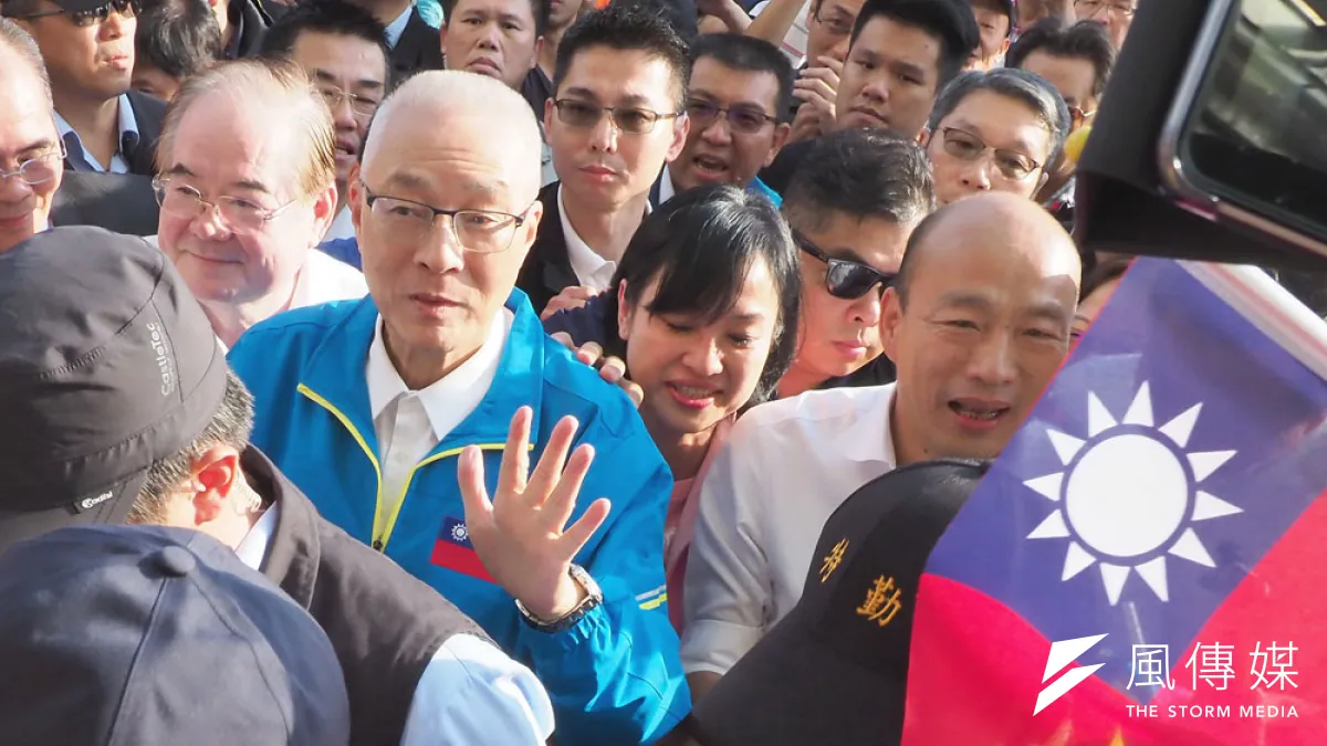 吳敦義(左)主導的不分區立委名單,對韓國瑜(右)選情影響不小。(林瑞慶攝)