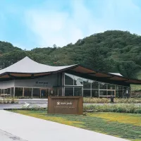 スノーピークは9月19日、群馬県立赤城公園内に複合施設「スノーピーク ランドステーション 赤城」を開業。限定アイテムや地元食材を使った飲食、自然体験の提案を通じて、赤城エリアの魅力を発信する。(スノーピーク ランドステーション 赤城 PR事務局) スノーピークは9月19日、群馬県立赤城公園内に複合施設「スノーピーク ランドステーション 赤城」を開業。限定アイテムや地元食材を使った飲食、自然体験の提案を通じて、赤城エリアの魅力を発信する。(スノーピーク ランドステーション 赤城 PR事務局)