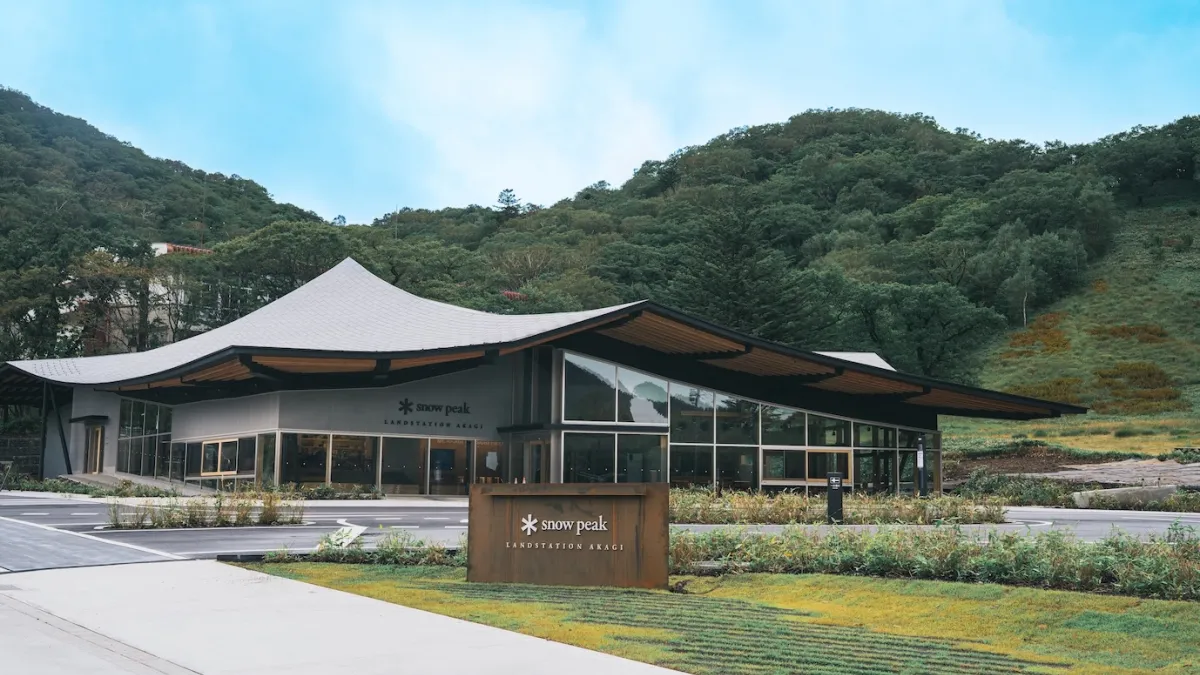 スノーピークは9月19日、群馬県立赤城公園内に複合施設「スノーピーク ランドステーション 赤城」を開業。限定アイテムや地元食材を使った飲食、自然体験の提案を通じて、赤城エリアの魅力を発信する。(スノーピーク ランドステーション 赤城 PR事務局)