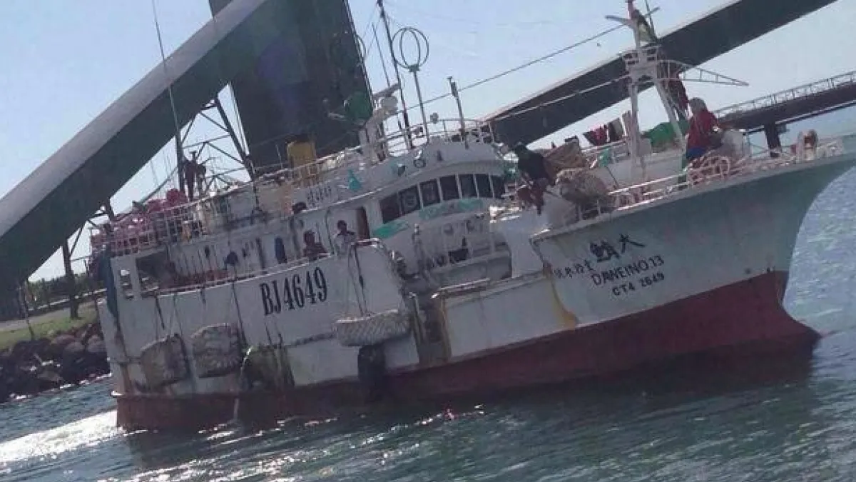 台灣漁船「大鮪13號」15日中午傳出在麻六甲海域遭到印尼軍方登檢。(翻攝畫面)