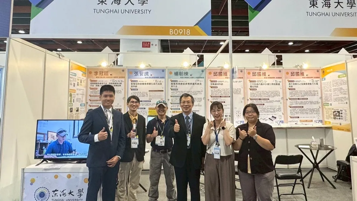 東海大學資工系楊朝棟終身特聘教授(右3)運用AI影像辨識技術,建立胸痛病人表情辨識系統,為智慧醫療帶來革命性突破,拿下金牌獎。(圖/東海大學)