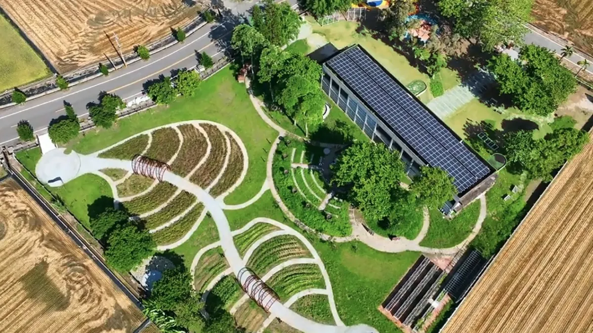 嘉義正義國小進行廢校空間改造,獲得全球卓越建設獎最佳環境文化類銀獎殊榮。(圖/嘉義縣政府農業處提供)
