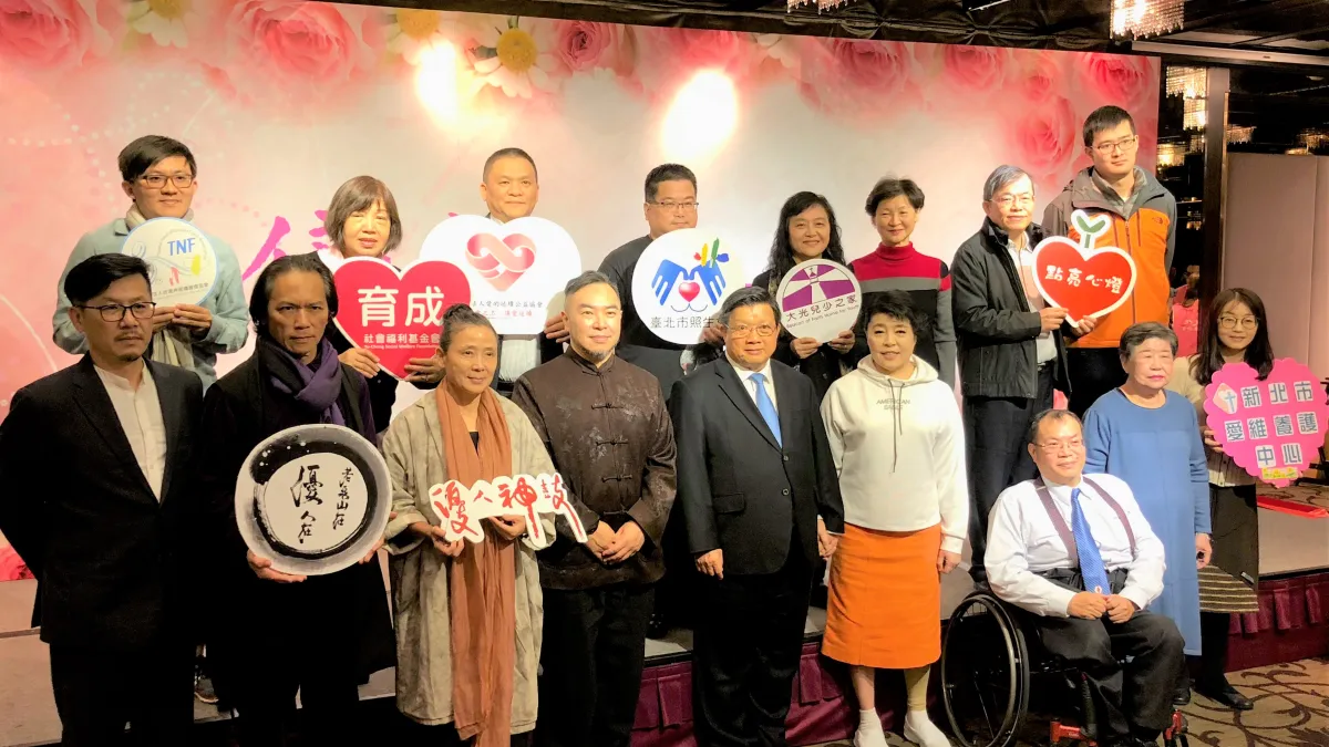 1月14日億光電子董事長葉寅夫偕同夫人聲樂家簡文秀(左五、左六)出席「歲末感恩會」與本次受贈單位代表合影。(圖/許淑芬攝)