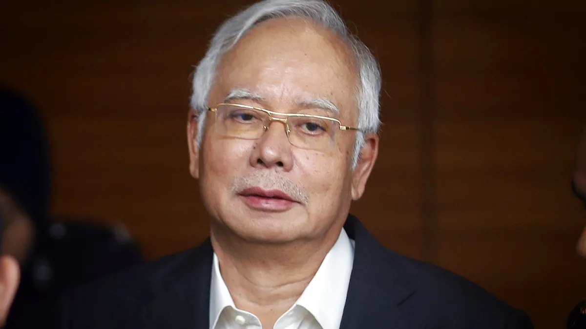 馬來西亞前總理納吉3日遭到馬國反貪污委員會逮捕,恐面臨逾10項罪名,圖為納吉5月24日前往反貪會接受偵訊。(AP)