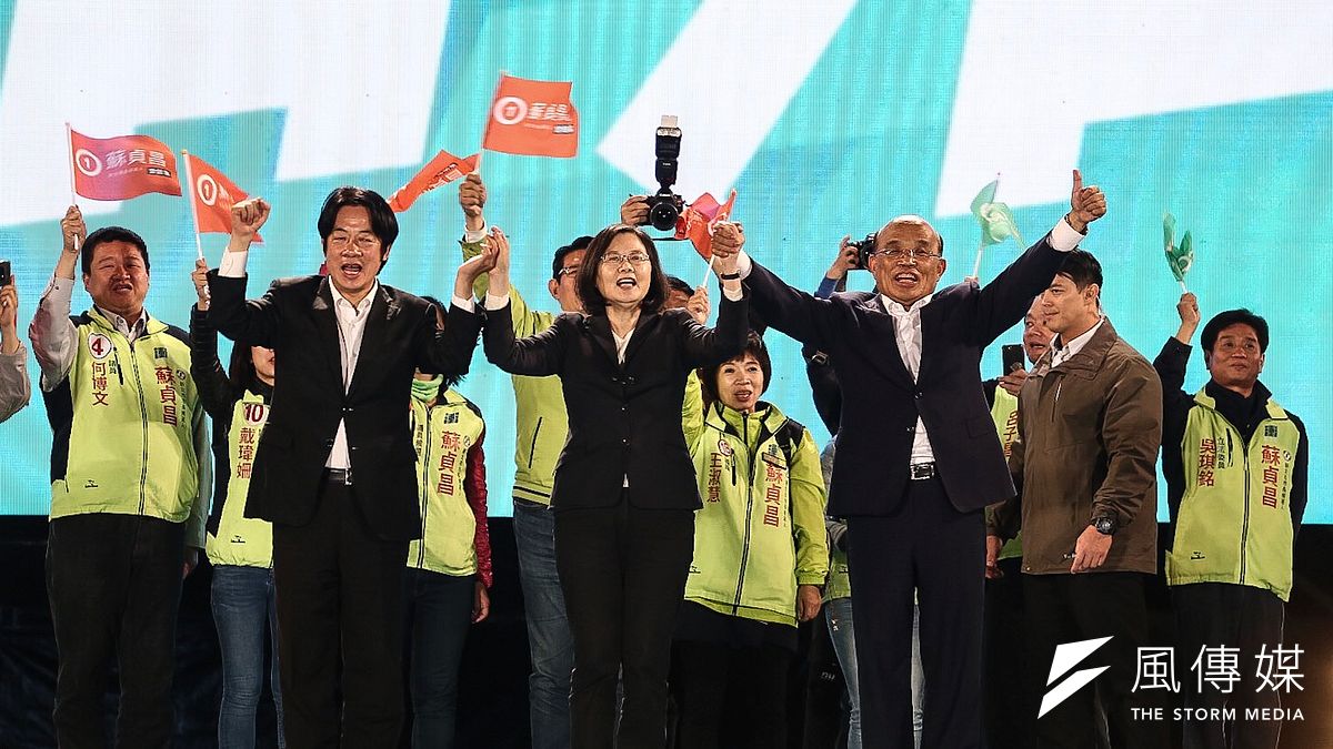 總統蔡英文與行政院長賴清德23日晚間出席民進黨新北市長候選人蘇貞昌「選前之夜」造勢晚會,為蘇貞昌催票。(陳品佑攝) 總統蔡英文與行政院長賴清德23日晚間出席民進黨新北市長候選人蘇貞昌「選前之夜」造勢晚會,為蘇貞昌催票。(陳品佑攝)