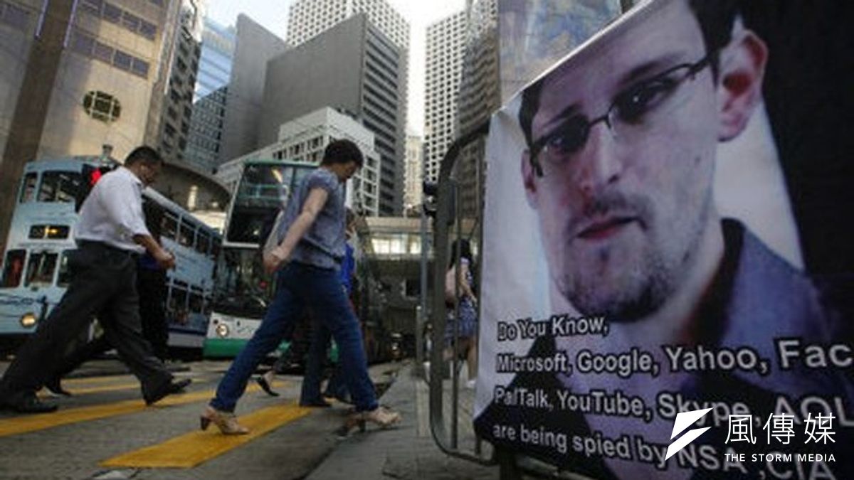 史諾登事件發生後,與美國政府合作的九家大型網路、電訊公司名字被張貼在香港的商業區。(美聯社) 史諾登事件發生後,與美國政府合作的九家大型網路、電訊公司名字被張貼在香港的商業區。(美聯社)