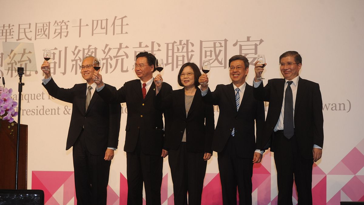 520就職國宴,總統蔡英文(中)率領總統府及國安會團隊,向來賓敬酒。(台北市攝影記者聯誼會提供)註:飲酒過量、有礙健康 520就職國宴,總統蔡英文(中)率領總統府及國安會團隊,向來賓敬酒。(台北市攝影記者聯誼會提供)註:飲酒過量、有礙健康