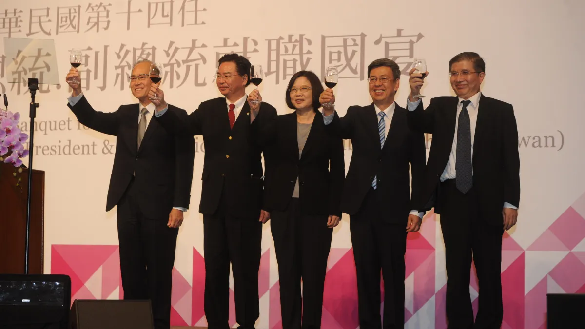 520就職國宴,總統蔡英文(中)率領總統府及國安會團隊,向來賓敬酒。(台北市攝影記者聯誼會提供)註:飲酒過量、有礙健康