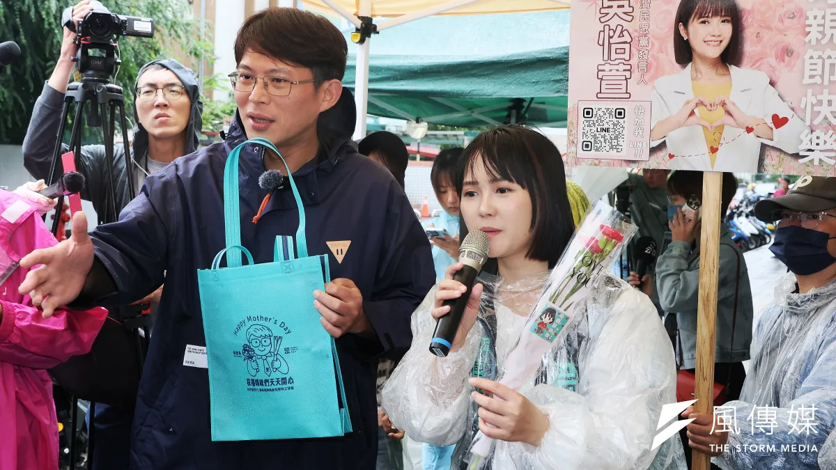 20250511-民眾黨主席黃國昌(左)與發言人吳怡萱(右)11 日在萬華雙和市場發康乃馨。(柯承惠攝)