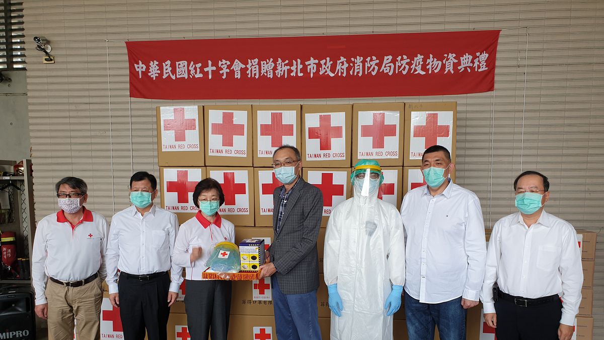 中華民國紅十字會捐防疫物資,新北市副市長謝政達代表受贈及回贈感謝狀。(圖/新北市消防局提供) 中華民國紅十字會捐防疫物資,新北市副市長謝政達代表受贈及回贈感謝狀。(圖/新北市消防局提供)