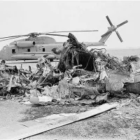 1980年4月の米軍「イーグルクロー作戦」において、イランの砂漠で爆発・炎上した海軍ヘリコプターの残骸。後方には現地に放棄された別のヘリコプターが見える。(米国防総省公式サイト) 1980年4月の米軍「イーグルクロー作戦」において、イランの砂漠で爆発・炎上した海軍ヘリコプターの残骸。後方には現地に放棄された別のヘリコプターが見える。(米国防総省公式サイト)
