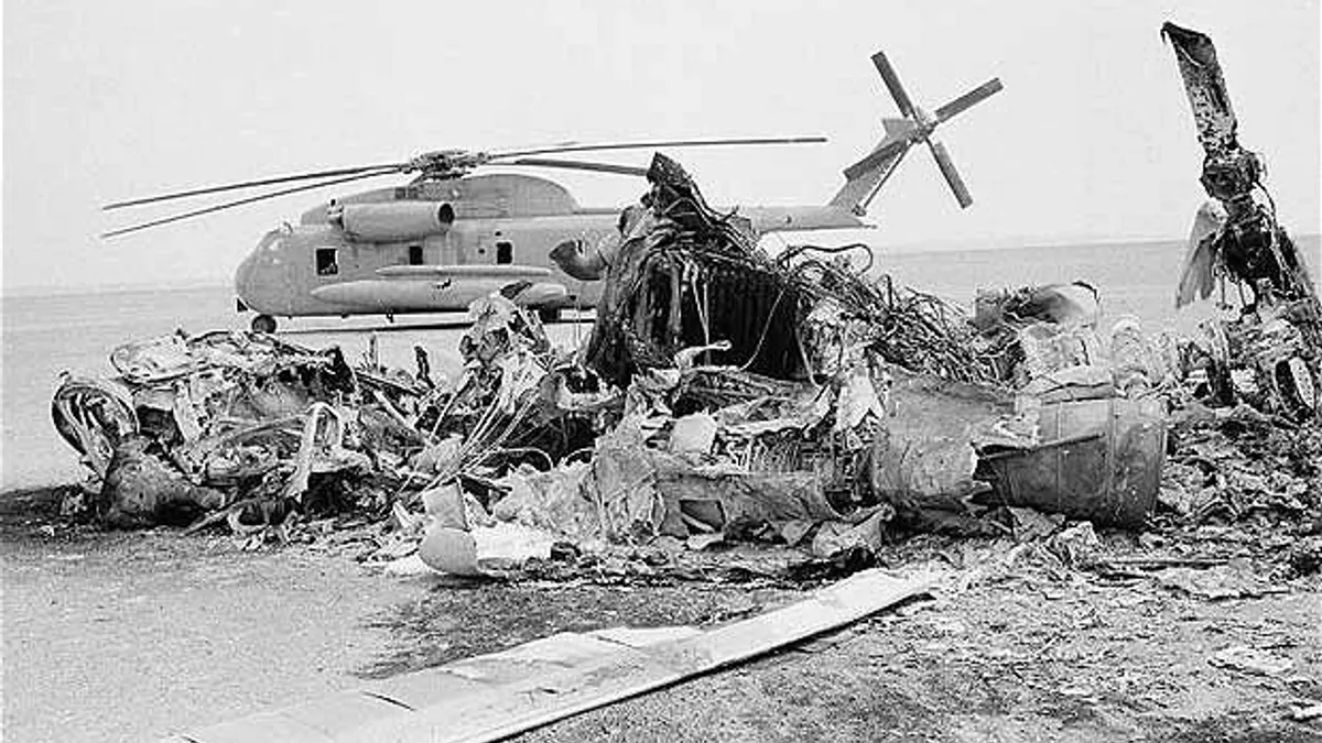 1980年4月美軍鷹爪行動中,在伊朗荒漠爆炸起火的海軍直升機殘骸,後方是棄置當地的另一架直升機。(美國國防部官網)