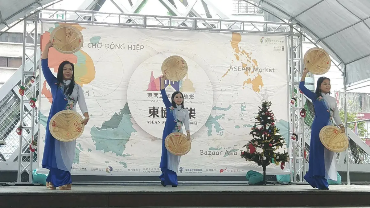 台中市政府23日在東協廣場舉辦聖誕慶祝活動,讓在台中市的外籍移工、新住民一同感受聖誕節歡樂氣氛。(圖/台中市政府提供)